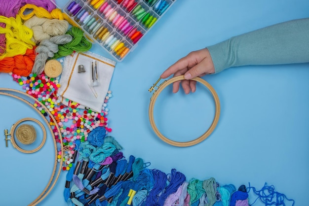 Vyšívací rám a farebné nite