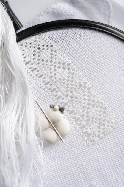 Detail ručného vyšívania na ľanovom plátne